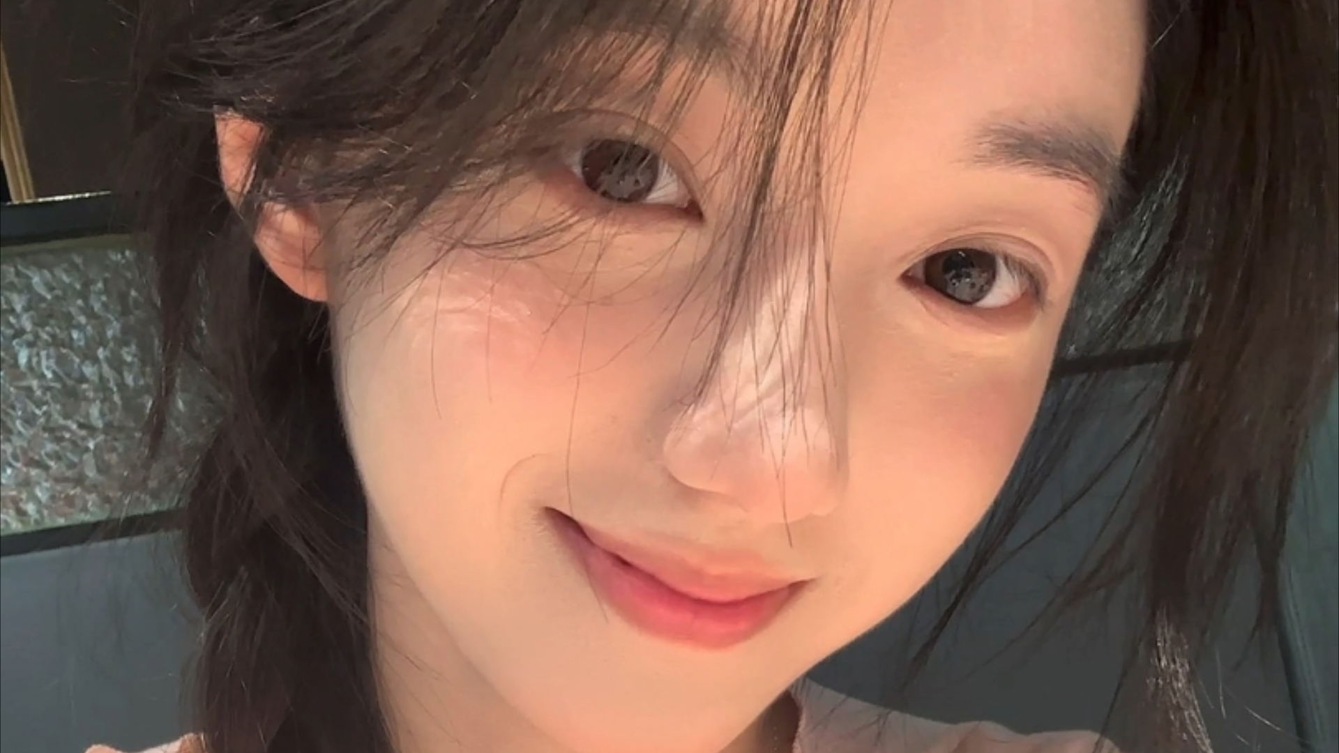 成都高温持续 民众进入防空洞纳凉